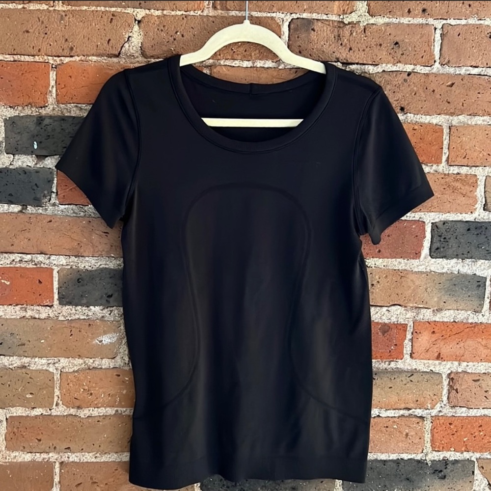 Black Lululemon swift tech relaxes short sleeve shirt